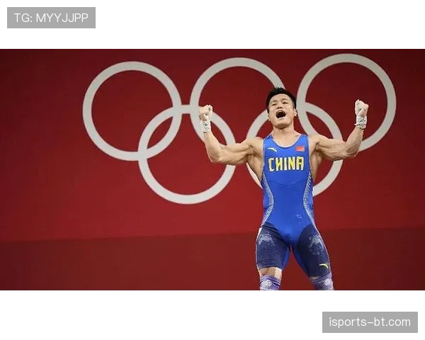 何冰娇训练完随手啃鸡腿的样子，真不像个拿奥运奖牌的人